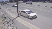 Panelvanın çarptığı elektrikli bisiklet sürücüsü ağır yaralandı