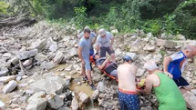 Düzce’de şelalede yürüyüş yaparken yaralanan turist kurtarıldı