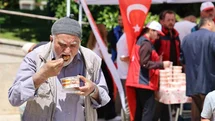 Sivas’ta vatandaşlara aşure dağıtıldı