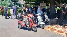 Cami bahçesinde akülü bisikletle saf tuttular