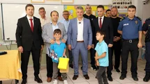 Okullarda son zil çaldı, öğrencilerin ilk karne hediyesi protokolden geldi