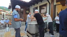 Kosova’da Osmanlı mirası tekkede aşure kazanları kaynatıldı
