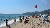 Alanya’da hava 32, deniz 26 dereceyi gördü, turistler sahillere akın etti