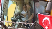 CHP Grup Başkanı Özel, Diyarbakır’da biçerdöverle buğday biçti