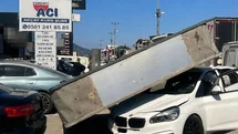 Edremit'te Tabela Devrildi, Maddi Hasar Oluştu