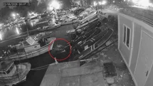 Denize düşen adamın çırpınarak can verdiği anlar görüntülendi