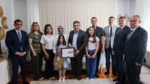 Vali Sözer, evde eğitim gören öğrencilerin karne sevincine ortak oldu