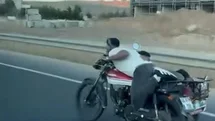 Motosikletin üzerine uzandı: Hem kendi hem de arkadaşının canını hiçe saydı