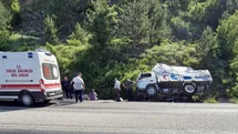 Kastamonu’da kamyon şarampole devrildi: 2 yaralı