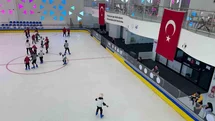 Van’da 30 derece sıcaklıkta buz pateni keyfi