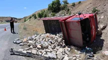 Elazığ'da Kamyonet Devrildi, İki Yaralı