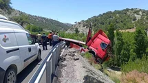 Malatya'da Çekici Bariyerlere Çarptı