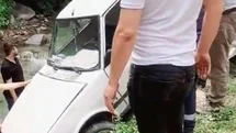 Direksiyon hakimiyeti kaybolan otomobil şarampole uçtu