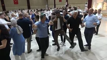 Fildişi Sahilli Gençlerin Renkli Düğün Eğlencesi