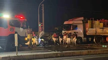 İzmir’de kırmızı ışıkta bekleyen araçlara tır çarptı: 1’i ağır 5 yaralı