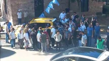 Genç avukat taksinin altında kaldı, çok sayıda kişi çıkarmak için seferber oldu