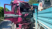 Manisa'da İki Kamyon Çarpıştı