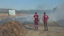 Burhaniye’de Karınca Deresinde çıkan ot yangını 3 saatte söndürüldü