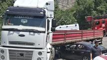 Hakkâri'de Otomobil Tırla Çarpıştı