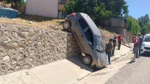 Adıyaman'da Otomobil İstinat Duvarından Düştü