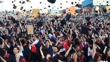 Anadolu Üniversitesi’nde mezuniyet coşkusu: 5 binden fazla öğrenci kep attı