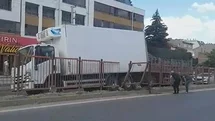 Markete giren sürücü el frenini çekmedi, faciadan dönüldü