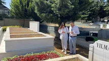 Kadir İnanır’ın kabri çiçeklerle donatıldı: Sevenleri yalnız bırakmadı