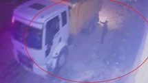 Hatay'da Kamyonlar Moloz Döktü