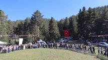 Karnavas Dut Pekmezi Festivali’nde çocuklar parmakla pekmez yemek için yarıştı