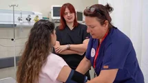 Acil servis hekimi hemşire annesiyle birlikte omuz omuza hayat kurtarıyor