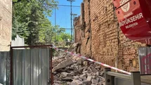 Kadıköy’de yıkım sırasında 2 işçi göçük altında kaldı