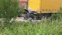 Park halindeki tıra çarpan otomobilde 2 kişi hayatını kaybetti