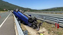 Bariyerlere çarpan hafif ticari araç ters döndü: 3 yaralı