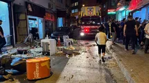 Fatih’te 4 katlı binanın çatısından düşen parçalardan 2 kişi son anda kurtuldu... O anlar kamerada