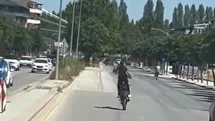 Kasksız ve plakasız şekilde önce tek teker üzerinde ilerledi, sonra kırımızı ışıkta geçti