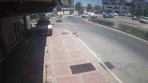 Kamyonete çarpmamak için fren yaptı, devrilen motosikletiyle sürüklenip yaralandı