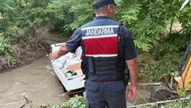 Bilecik'te Kamyonet Dereye Düştü