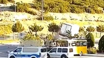 Isparta’da kontrolden çıkan tır devrildi