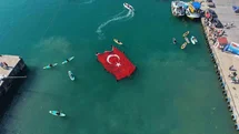 Denizcilik ve Kabotaj Bayramı’nda denizde açılan dev bayrak alkış aldı