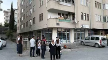 Balkondaki saksının aşırı ısınması sonrası çıkan yangını vatandaşlar söndürdü