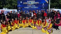 Başiskele halk oyunları ekibi, 7 bin 774 kişilik horon rekoruna ortak oldu