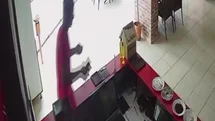 Tuvalet bahanesiyle girdiği restorandan telefon, camiden merdiven çaldı