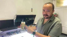 Bataryası değiştirilmek istenen cep telefonu bir anda alev aldı