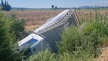 Antalya'da Sulama Kanalına Uçan Kamyonet