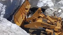 Bingöl'de Yaz Ortasında Kar Temizliği