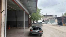 El freni çekilmeyen traktör metrelerce ilerledi, yoldan geçen sürücü durdurdu