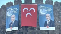 Diyarbakır surlarında MHP lideri Bahçeli’nin dev posteri asıldı, barış çağrısında bulunuldu