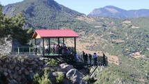 Sıcaktan bunalan Adanalılar, 800 rakımdaki cam seyir terasına akın etti
