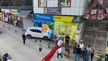 Artvin'de Kontrolden Çıkan Otomobil İş Yerine Girdi