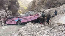 Pakistan’da yolcu otobüsü dev çukura uçtu: 40 ölü